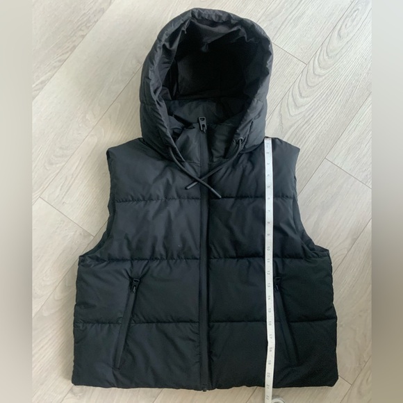 Cropped Puffer Vest with Hood - Picture 2 of 9